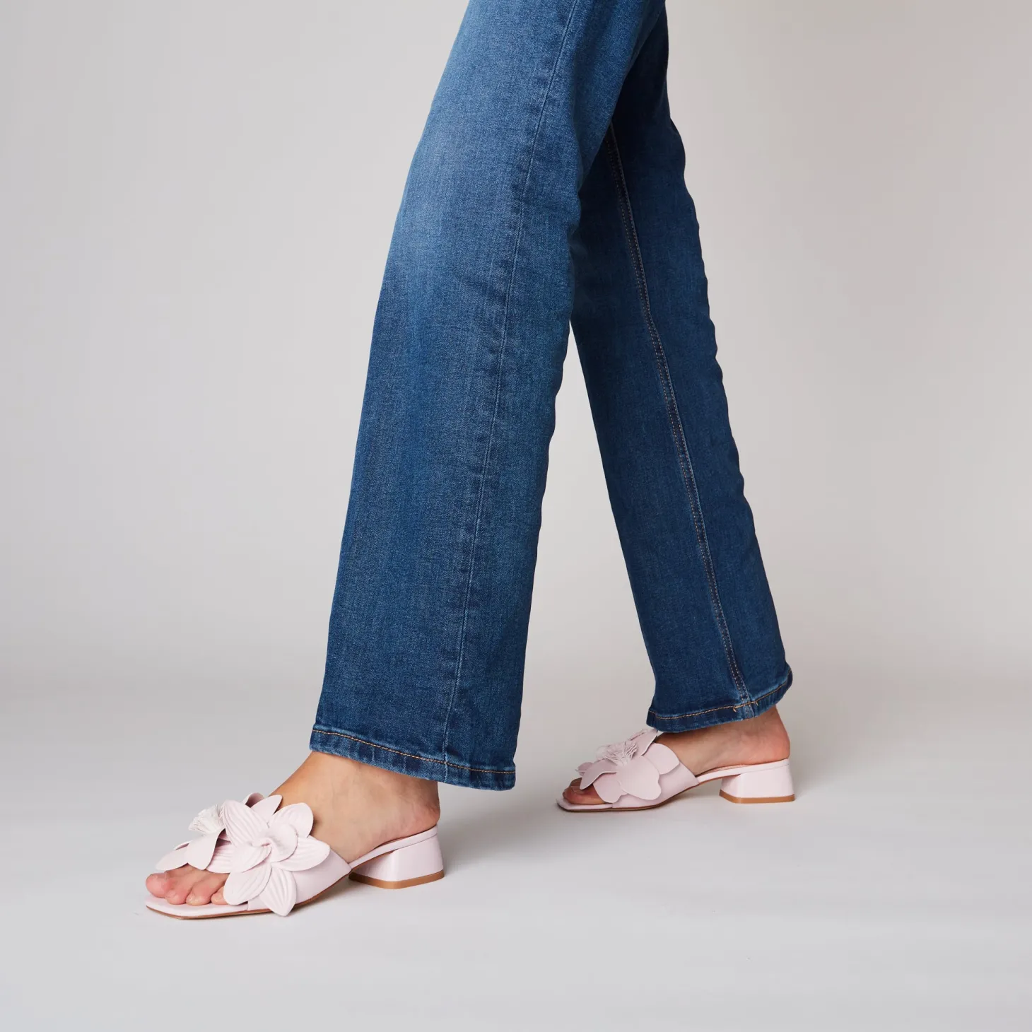 Sandalo Paloma in pelle con fiore colore rosa