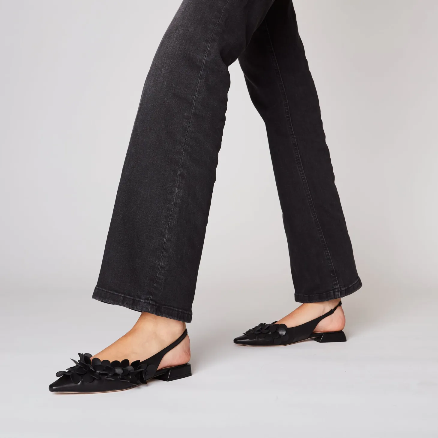 Slingback Iris in pelle con cerchietti colore nero