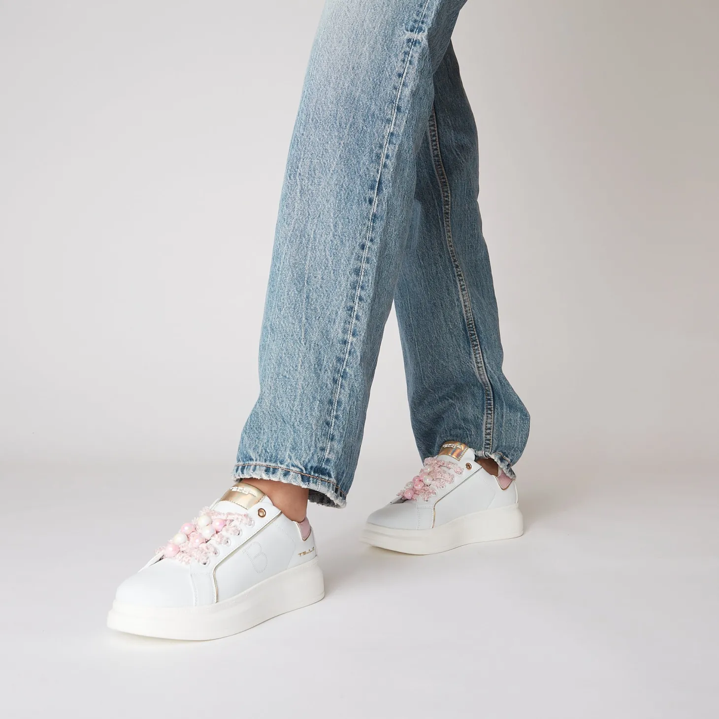 SNEAKER BELLATRIX CON PERLE EFEFTTO BOREALE COLORE BIANCO/ROSA