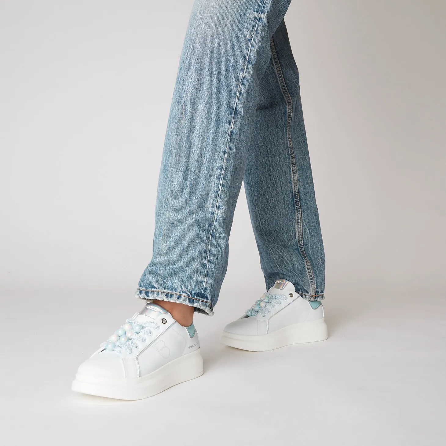 SNEAKER BELLATRIX CON PERLE EFEFTTO BOREALE COLORE BIANCO/AZZURRO