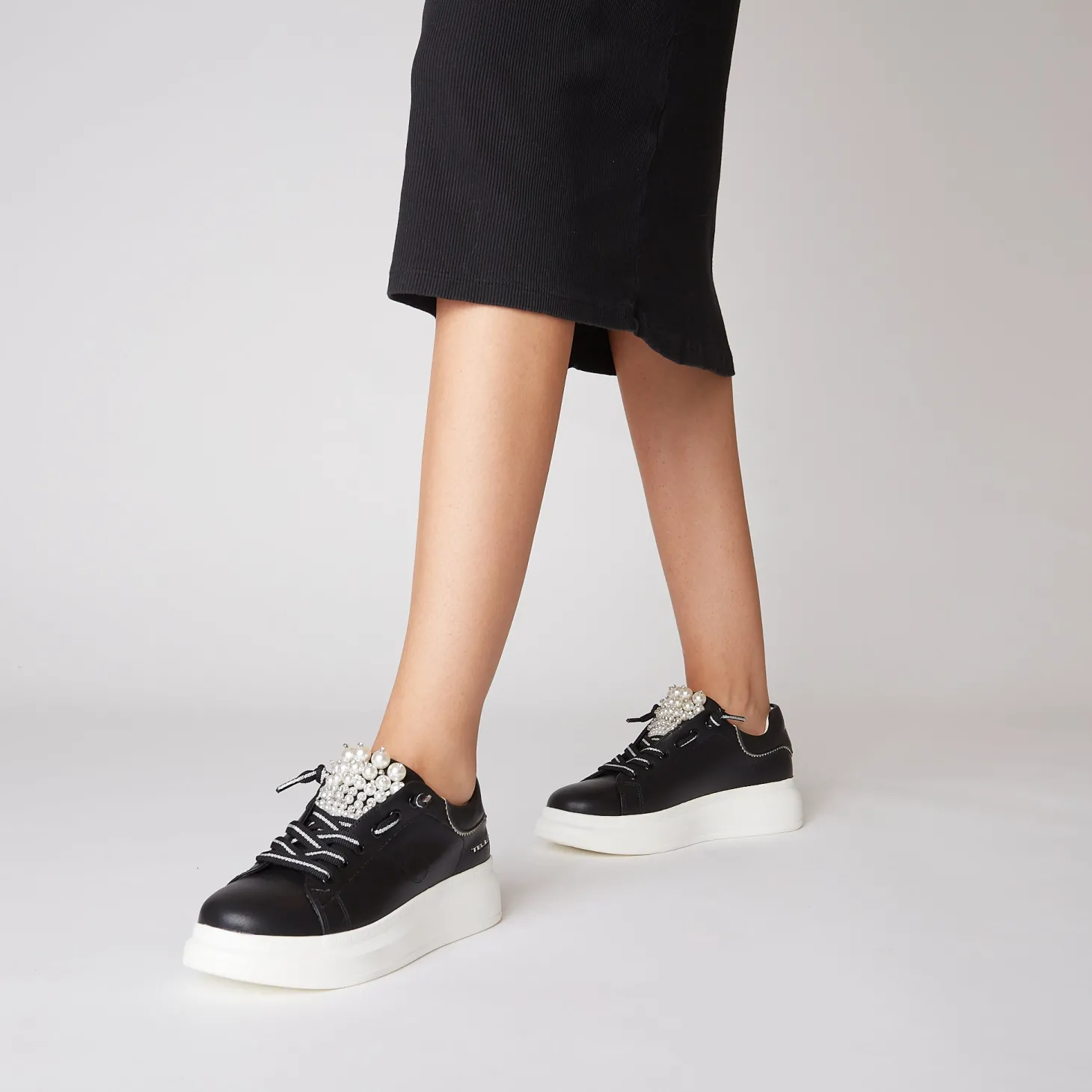 SNEAKER BELLATRIX CON PERLE COLORE NERO