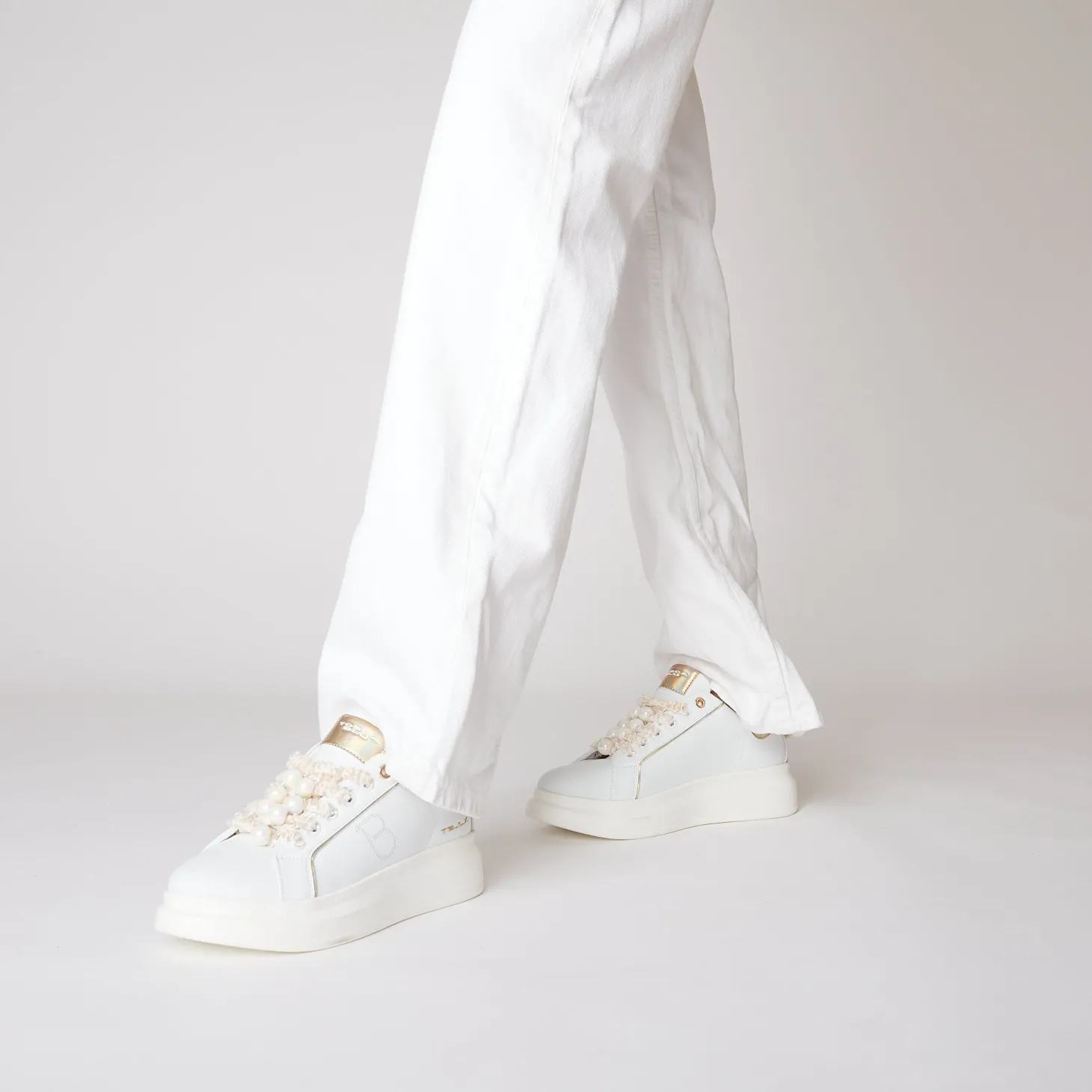 SNEAKER BELLATRIX CON PERLE EFEFTTO BOREALE COLORE BIANCO/BEIGE