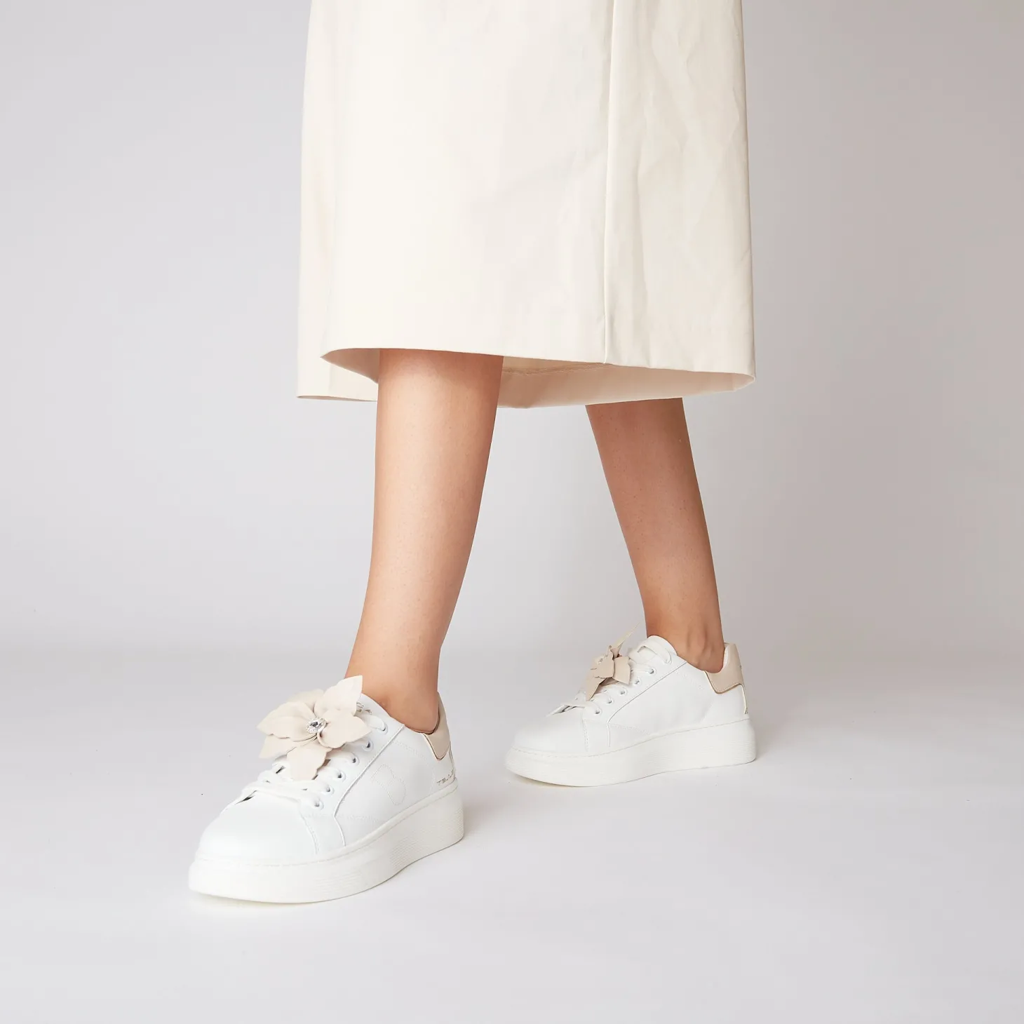 SNEAKER FENICE CON FIORE MORBIDO IN PELLE COLORE BIANCO/BEIGE